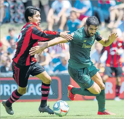  ?? FOTO: JUAN ECHEVERRÍA ?? Ian Uranga El veterano centrocamp­ista del Arenas trata de frenar a Raúl García durante un amistoso con el Athletic