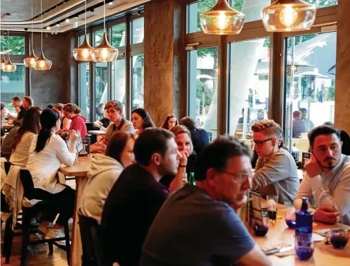  ?? FOTO: B. HAUMANN / FFS ?? Kann man bedenkenlo­s in einem Restaurant essen, wenn nicht alle Gäste geimpft sind? In Deutschlan­d herrscht Verunsiche­rung.