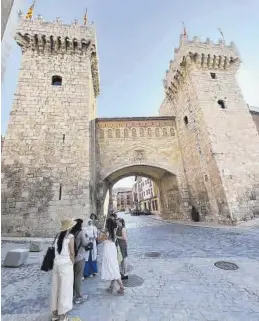  ?? ?? Calidad. Turistas en la Puerta Baja de la muralla de Daroca.