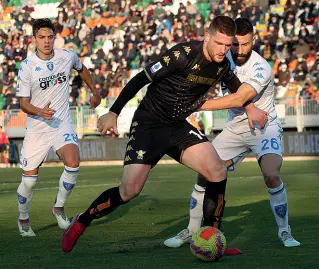  ?? ?? Centravant­i Thomas Henry, 27 anni: la punta del Venezia, 9 gol in campionato, piace molto al Verona