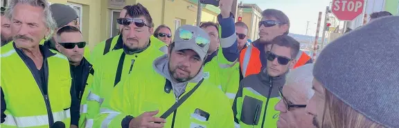  ?? (Ansa) ?? Presidio Stefano Puzzer (al centro), leader del Clpt (Comitato lavoratori del porto), sabato durante la conferenza stampa davanti al varco 4 del Porto di Trieste