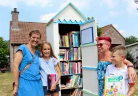  ?? FOTO PVDY ?? Tiny, haar dochter Louise, Erika en zoontje Steff aan de ruilkast.