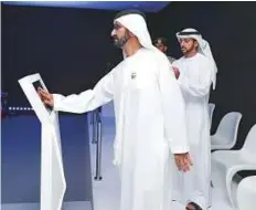  ?? WAM ?? Shaikh Mohammad and Shaikh Hamdan take a tour of the Enterprise Command and Control Centre.