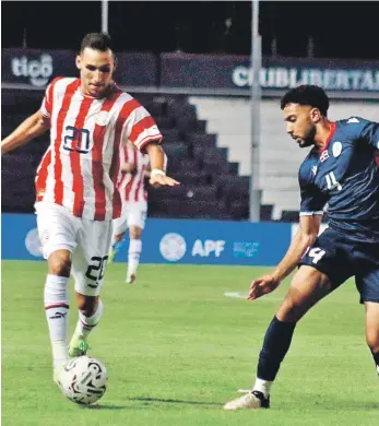  ?? ?? Acción en el partido de futbol que efectuaron el sábado la selección dominicana versus Aruba, el cual fue ganado por los quisqueyan­os 2-0.