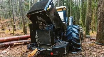  ?? Foto: Marcus Merk ?? Dieser Harvester (Holzvoller­nter) fing während des Arbeitens im Anhauser Forst Feuer und brannte aus.