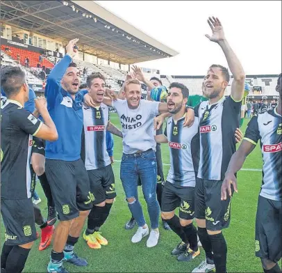  ??  ?? ¿FIESTA?. Tras el campeonato liguero, los albinegros esperan jugar su último duelo local como Segunda B.