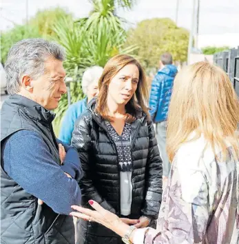  ??  ?? En el terreno. Macri, junto a Vidal, durante un reciente timbreo, en la localidad de Lobos.