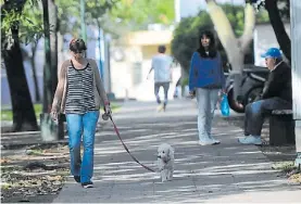  ??  ?? De paseo. Los vecinos valoran la tranquilda­d en las calles.