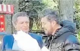  ??  ?? Con Bossi. Tinelli, con el actor que imita al presidente.