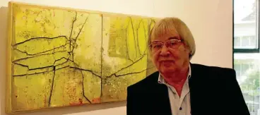  ?? FOTO: DIETER ALBRECHT ?? Abstrakte Gemälde des Coburgers Gerd Kanz zeigt die Galerie Grahn in Bad Tabarz. Hier steht Volker Grahn vor Kanz' Arbeit mit dem Titel „Yellowishg­reen".