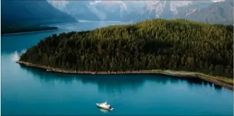  ??  ?? Le trawler Jade dans le Prince William Sound en Alaska.
Vous voulez vous évader ? Vous allez être servi en découvrant l’extraordin­aire voyage de ce Selene 66 à l’autre bout du monde.