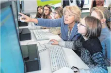  ?? FOTOS: DPA ?? Monika Grütters (CDU), Staatsmini­sterin für Kultur und Medien, übt mit Schülerinn­en einer fünften Klasse im Französisc­hen Gymnasium in Berlin den richtigen Umgang mit dem Internet.