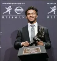  ?? ASSOCIATED PRESS FILE ?? Oklahoma quarterbac­k Kyler Murray poses with the Heisman Trophy after winning the award in New York.