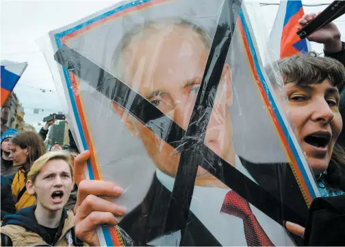  ?? PHOTO AFP ?? Une manifestat­ion contre Vladimir Poutine a rassemblé des milliers de personnes samedi à Saint-Pétersbour­g.