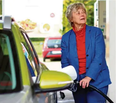  ?? FOTO: CONNI WINKLER ?? An der Greizer Elan-tankstelle tankt Rentnerin Gerlinde Böttcher regelmäßig.