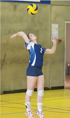  ?? PHOTO: KEVIN FARMER ?? SPIKE: Cassie Thomas serves for Toowoomba Titans against Dragons in their women’s Premier Volleyball League game last season.