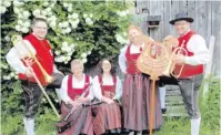  ?? Foto: Walter Kleber ?? Freuen sich auf ein zünftiges Stadlfest: Dirigent Martin Schamper, Angelika Kuhn, Heidi Weimann, Melanie Stein und Manfred Baur (von links) vom gastgebend­en Musikverei­n Konradshof­en.