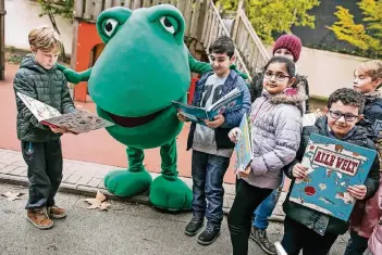  ?? FOTO: ORTH ?? Mit Günter Kastenfros­ch aus dem „Tigerenten­club“warben gestern Kinder der Paul-Klee-Schule für das Lesefest.