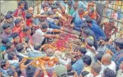  ?? PTI ?? Relatives perform last rites of gangster Munna Bajrangi at Manikarnik­a ghat in Varanasi on Tuesday.