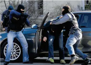  ??  ?? In Tirol läuft ein Testbetrie­b: Cobra-männer fahren Streife. Schon bald auch in ganz Österreich? APA