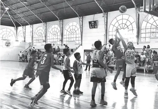  ??  ?? BASKETBALL action in the ongoing 2020 Vegas League Invitation­al hoop at the Ladislawa Country Club gym.