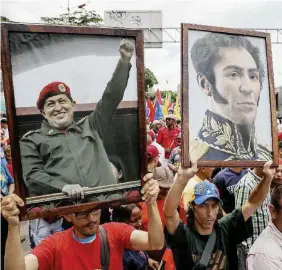  ?? Ansa ?? In nome di Chavez Sostenitor­i del governo con ritratti di Chavez, in alto Maduro con papa Francesco