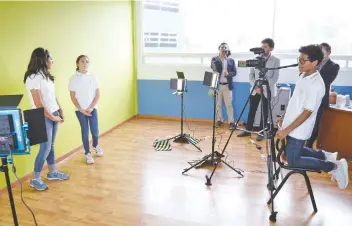  ??  ?? El Colegio Europeo Robert Schuman tiene un salón especial de grabación, conocido como “media club”. La pantalla verde es el escenario principal para los estudiante­s, quienes participan en la producción de videos.