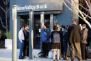  ?? Photograph: Brittany Hosea-Small/Reuters ?? Customers stand outside the Silicon Valley Bank headquarte­rs in Santa Clara