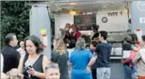  ??  ?? La restaurati­on au food truck