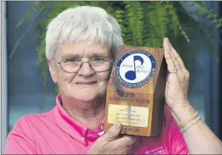  ??  ?? SONG CELEBRATIO­N: Horsham music lover Jean Darnell and her Tamworth Gospel Song of the Year Award. Picture: PAUL CARRACHER
