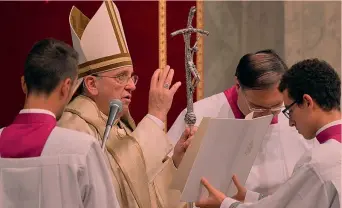  ?? ANSA ?? Papa Francesco nella Basilica di San Pietro dove ieri ha presieduto la Liturgia della parola