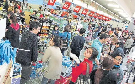  ?? MARCELO CARROLL ?? En la cola. Algunas bebidas y alimentos tuvieron aumentos de hasta el 80% en el año. Es más del triple de la inflación interanual.