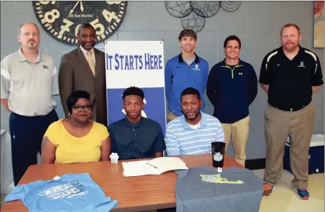  ??  ?? On hand to watch Davantae Kimble (seated, center) sign with the Georgia Northweste­rn Bobcats were Laporsha and Rufus Kimble. Bobcats’ head coach David Stephenson, Rozario Slack, Ringgold head coach Greg Elkins, Ringgold assistant coach Brad Gray and...