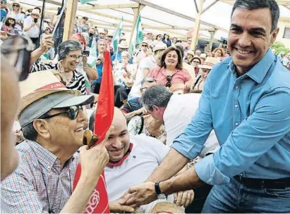  ?? Carlos Barba / EFE ?? Sánchez va debutar a la campanya electoral andalusa amb un míting a Cuevas del Almanzora (Almeria)
