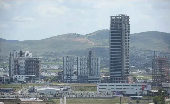  ??  ?? Las ciudades siguen creciendo como si fuera para los jóvenes.