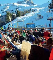  ??  ?? Folla La grande quantità di neve ha richiamato moltissimi turisti e sportivi che hanno affollato piste e hotel