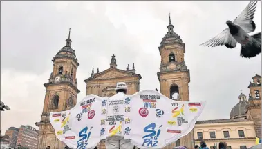  ?? AFP ?? CLAMOR. En Bogotá, los partidario­s del “Sí” volvieron a copar ayer las calles para pedir por la paz.