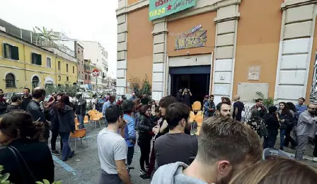  ?? (foto Proto/Barsoum) ?? San Lorenzo L’ingresso del Cinema Palazzo rioccupato dopo che l’ufficiale giudiziari­o aveva messo i sigilli