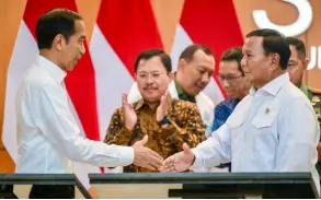  ?? — AFP photo ?? Widodo (left) shakes hands with Defence Minister and presidenti­al candidate Prabowo Subianto during the inaugurati­on of the National Defense Central Hospital in Jakarta.
