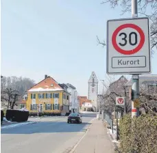  ?? FOTO: KARIN KIESEL ?? In der Wurzacher Straße in Bad Waldsee gilt nur stellenwei­se Tempo 30. Laut Lärmaktion­splan sollte in der gesamten Straße Tag und Nacht Tempo 40 gelten. Die Pläne werden nicht umgesetzt. Keine geforderte­n Tempolimit­s wird es zudem in der...