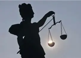  ?? / ?? Justitia muss schneller arbeiten. Das sieht ein Gesetz zur Verfahrens­beschleuni­gung vor, das seit Jänner 2015 in Kraft ist.