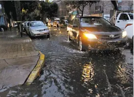  ??  ?? La precipitac­ión inició a las 6 de la tarde.