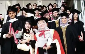  ??  ?? Taylor’s lecturers posing with their former students after the convocatio­n ceremony.