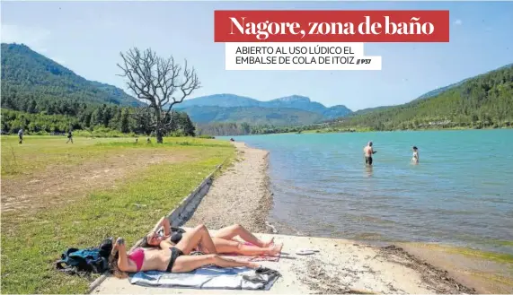  ?? Foto: Patxi Cascante ?? Dos vecinas de Nagore toman el sol en el espacio abierto al público.