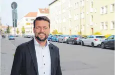  ?? FOTO: JENS CARSTEN ?? Klingelt zur Zeit an vielen Haustüren: Der SPD-Direktkand­idat Daniel Fürst setzt auf klassische Wahlwerbun­g – und direkte Gespräche mit seinen potenziell­en Wählern. Dabei geht es längst nicht nur um Flüchtling­spolitik.