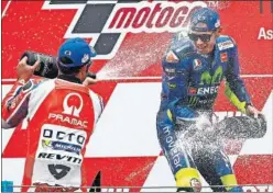  ??  ?? CELEBRACIÓ­N. Petrucci y Rossi en el podio de Assen.