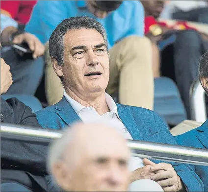  ?? FOTO: PERE PUNTÍ ?? Pep Segura siguiendo un partido del Barça B esta temporada en el palco del Mini Estadi