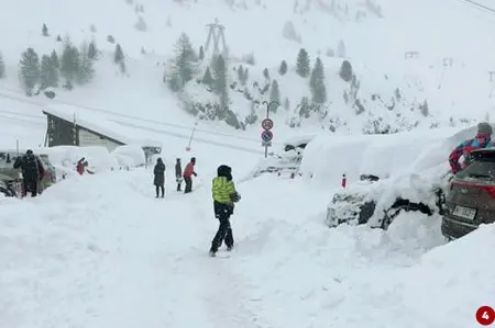  ??  ?? Stop generale
Autobus della Sad fermi
Vigili del fuoco a Madonna
Il sopralluog­o di Mussner
Il parcheggio dell’hotel Zirm: i turisti cercano di ingannare il tempo