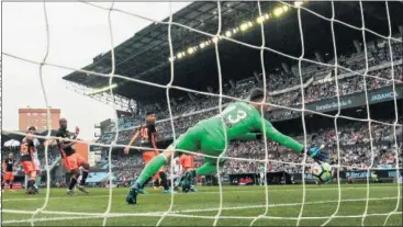  ??  ?? MAXI PUDO CON NETO. La estirada de Neto fue estéril para detener el balón de Maxi.