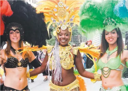  ?? PHOTO COURTOISIE VINCENT FRÉCHETTE ?? Une passionnée de samba, Sarah-louise, la danseuse de Québec Laeticia Mogène (au centre), qui participer­a au Carnaval de Rio, en février 2018 et sa professeur­e Mel Souza Cunha.